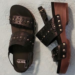 Earth brand size 7 black leather studded sandal